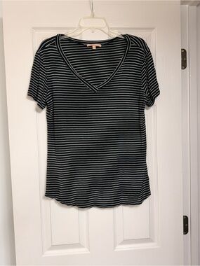 Gibson Latimer Women’s Size Medium Black & White Striped V‑Neck Short Sleeve Top